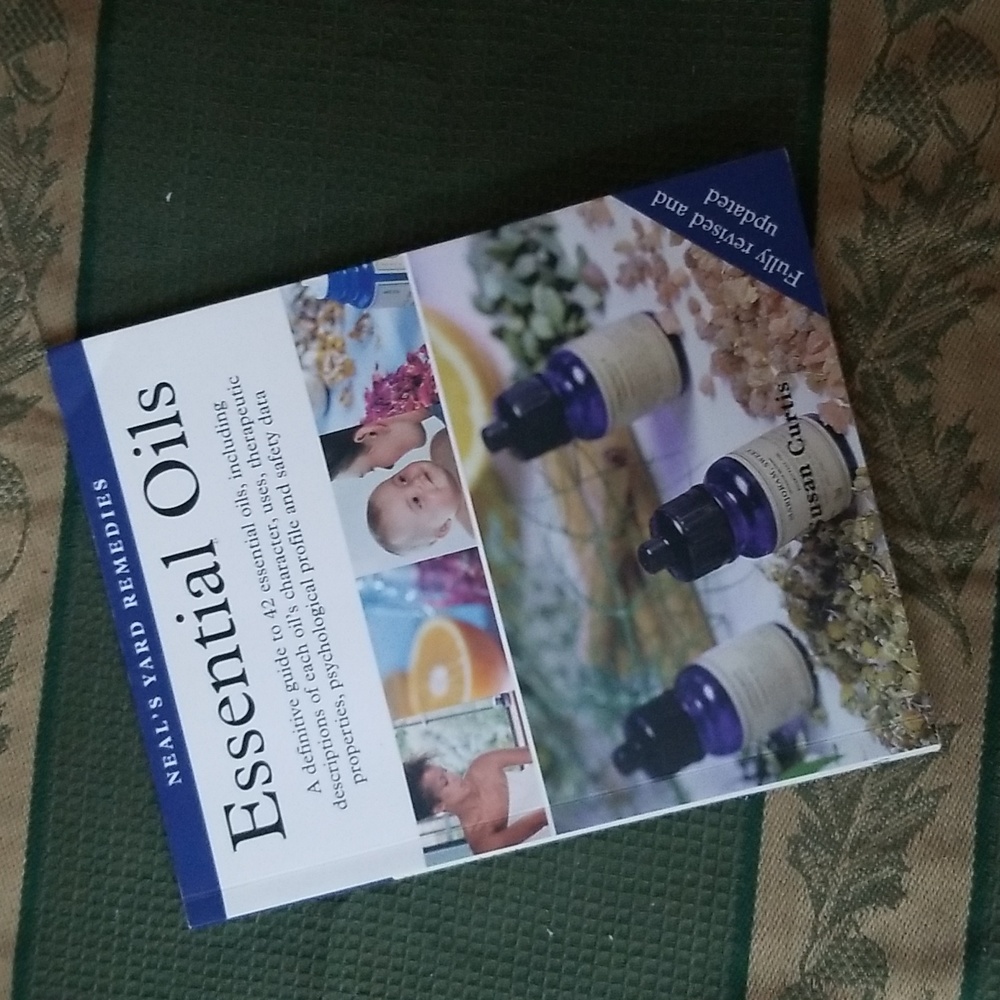 📗ESSENTIAL OILS BOOK